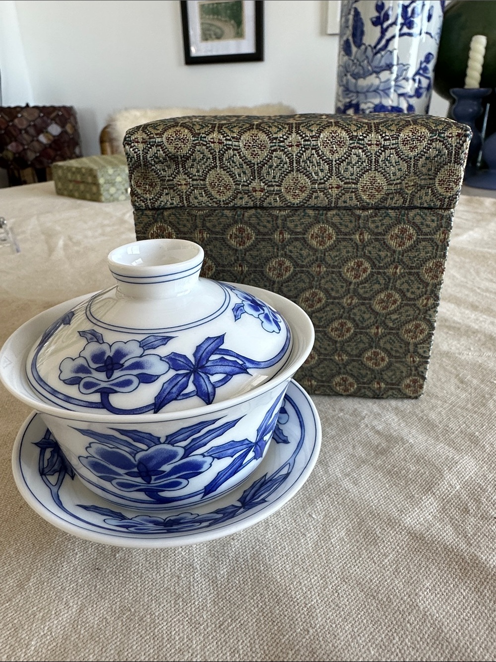 Chinoiserie lidded teacup